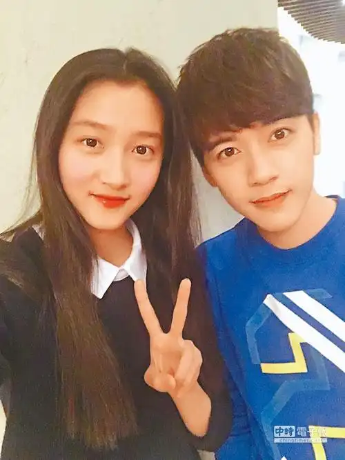 19岁的关晓彤自己开工作室签约绯闻男友