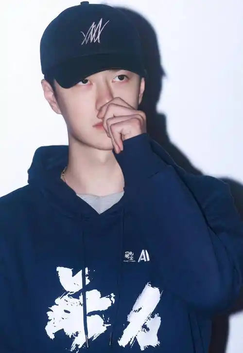 王一博素颜无滤镜照片曝光,素颜状态让人吃惊_比赛_摩托车_全程