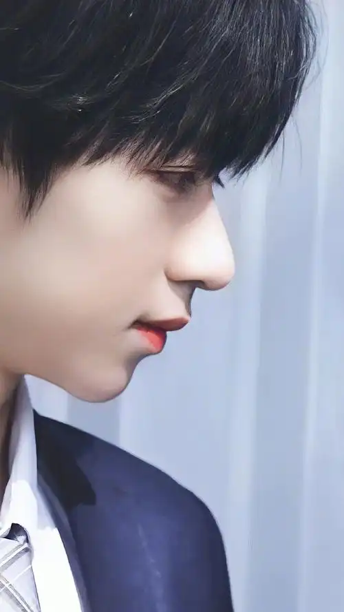 贺峻霖怼脸照侧颜好绝