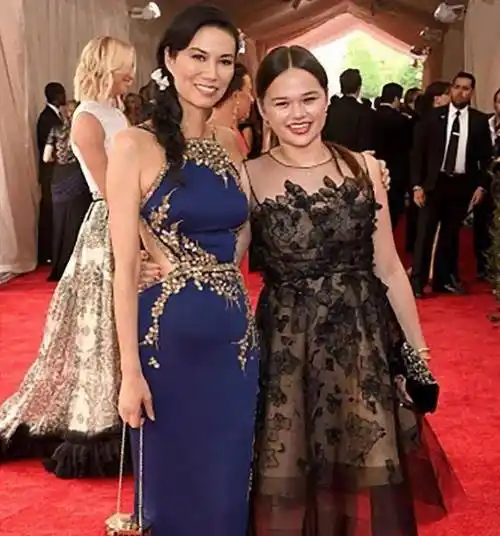 邓文迪女儿晒美照手拿高中毕业证皮肤白皙大长腿很抢镜