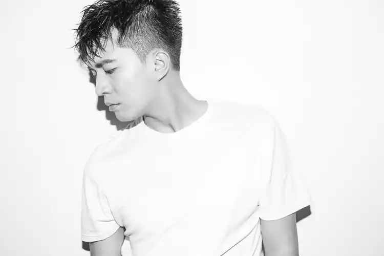 段博文最新时尚写真曝光黑白影像展现无限可能