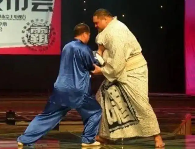 王战军与日本相扑冠军曙太郎