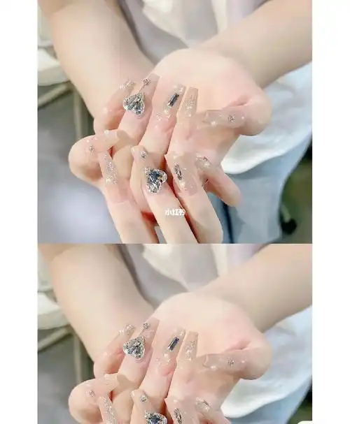 透色美甲加钻唯美图片