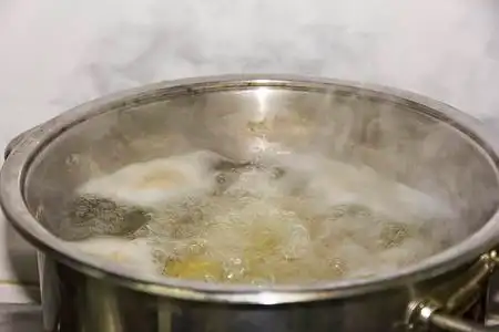 鸡蛋在沸腾的水图片