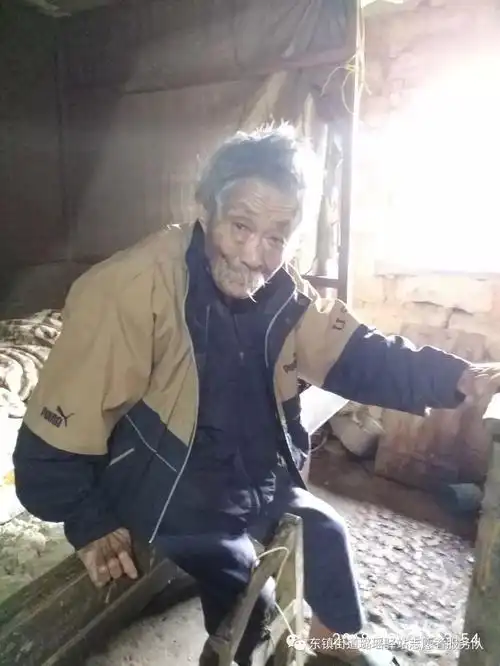 信宜一85岁无户口的孤寡老人是这样生活的看到后让人心酸