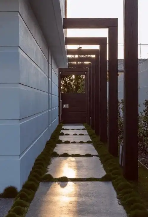 院子过道再窄也别浪费,搭建成这样,养花休闲阳光房都是可以的