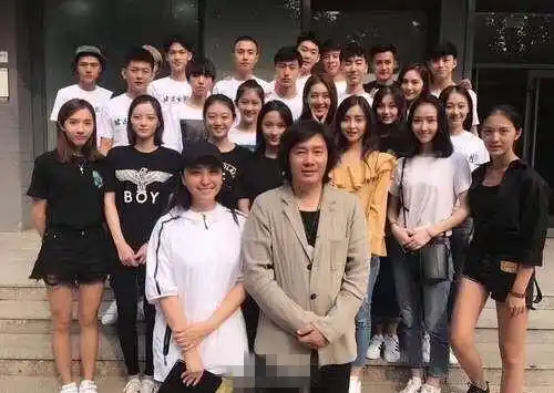 王俊凯北影班级合照 同班12个女生长差不多