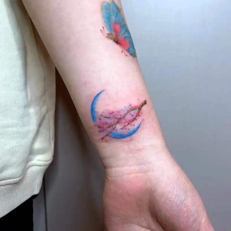 手腕纹身.彩色小情绪#小清新纹身 #图案设计 #纹身女孩你们 - 抖音