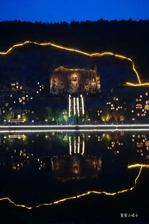 夜游龙门石窟,如万盏孔明灯冉冉升起,如梦似幻,震撼之极!