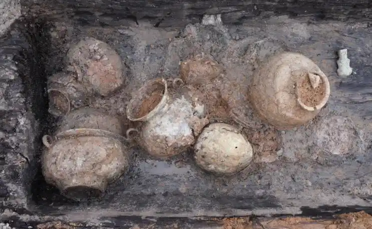 本次考古发掘清理了1座砖室墓,编号为m91,从墓葬形制,随葬陶器,钱币