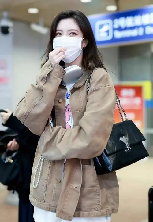 宋妍霏背带裤穿搭(宋妍霏机场穿搭好看却难懂)(8)