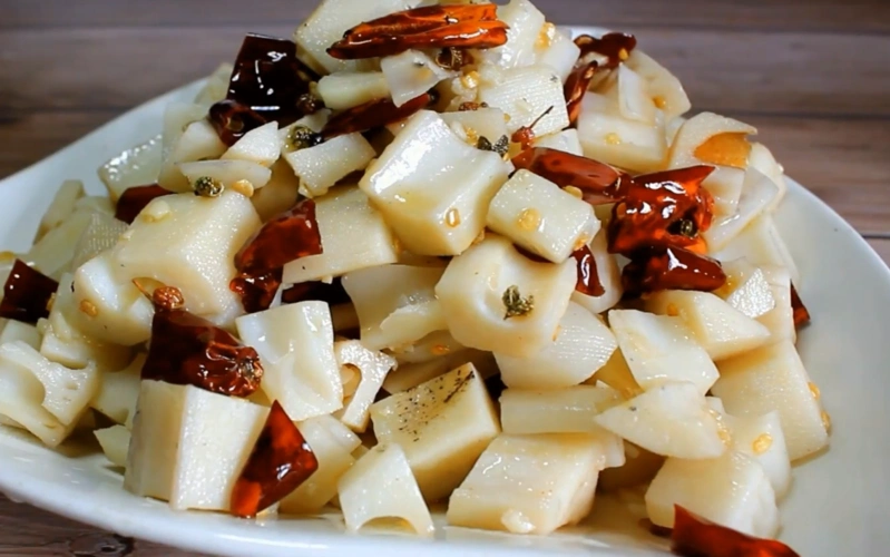 炝炒藕丁需要焯水吗?大厨告诉你正确的做法做出清脆爽口的藕丁