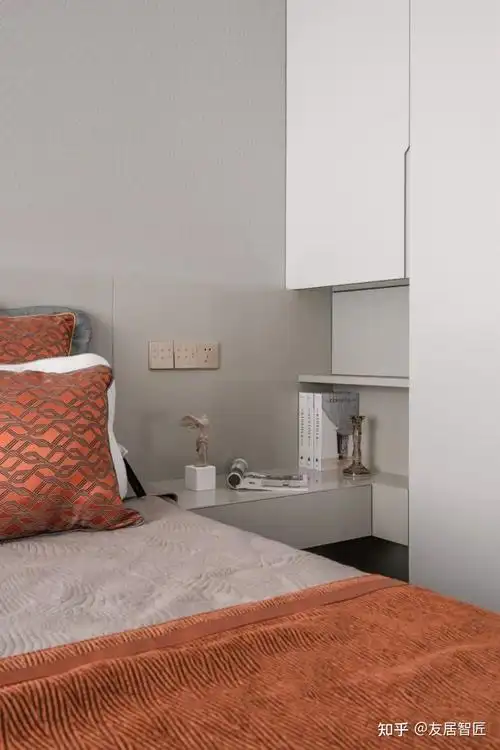 普通床头柜对于小卧室而言,会影响柜门开合,可以选择和柜体一体式设计