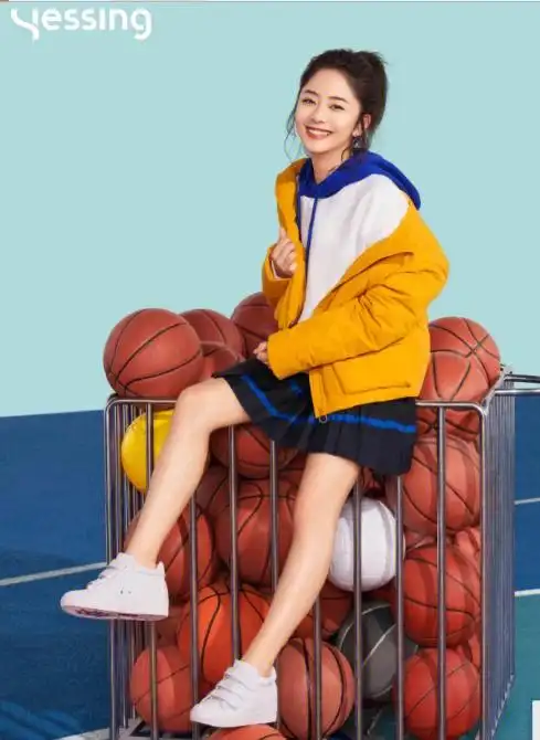 iijin明星款谭松韵拍广告iijin小白鞋入镜