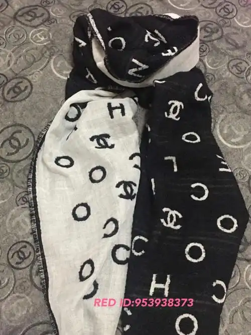chanel香奈儿黑白字母款双面围巾披肩