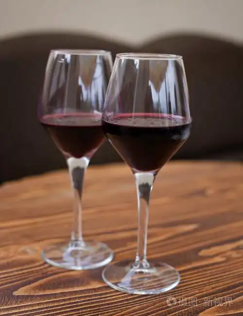 两杯红葡萄酒