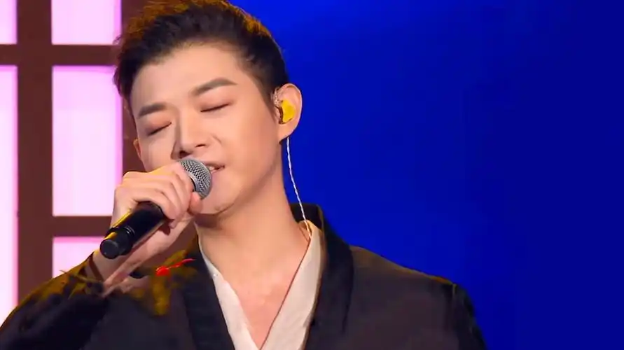 霍尊翻唱《北京一夜》,戏腔唱法惊艳全场,实力吊打原唱!