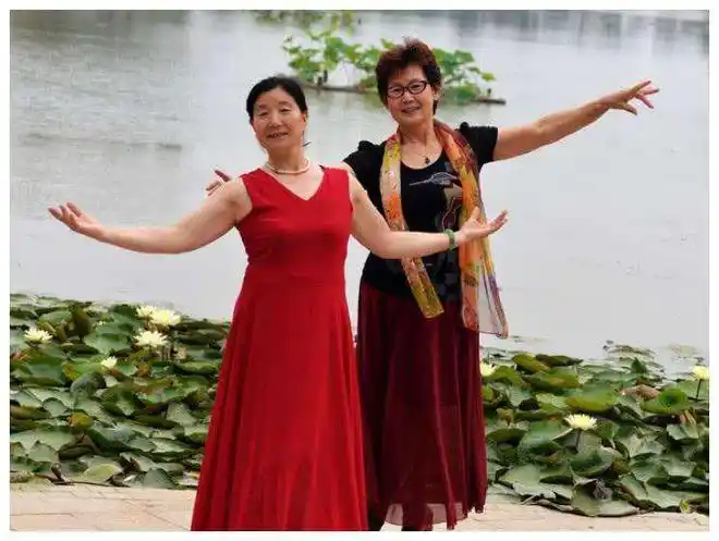 盘点中国大妈式拍照姿势你是不是也经常这样拍