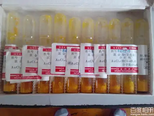 p>氯金酸是一种酸性化合物,橘黄色结晶,极易潮解,易溶于水,用于铷,铯