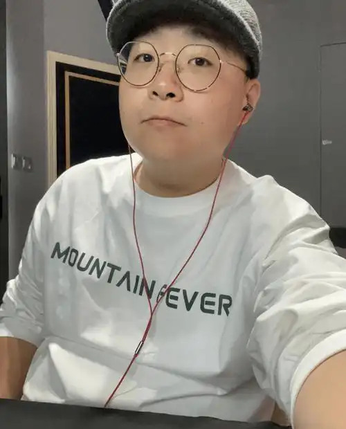 32岁童星郝劭文官宣求婚成功晒两人接吻照幸福感慨我有家了