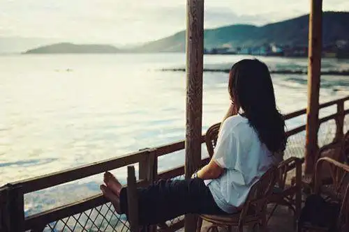 女生一个人的旅程唯美图片 独自的旅行意境图片