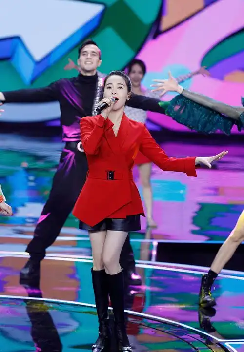 原创46岁左小青带火了运动穿搭防晒服短裤运动鞋洋气又减龄