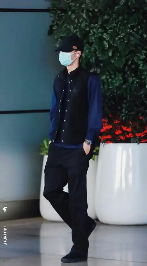 王一博戴眼镜路透