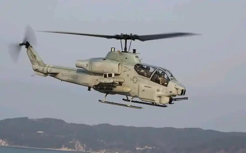 ah-1w"超级眼镜蛇"武装直升机进行飞行训练与实弹射击演练