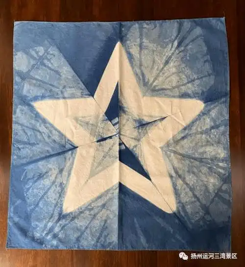 国庆期间可亲临扎染·刺绣馆,在主理人的协助下,染出五角星大方巾