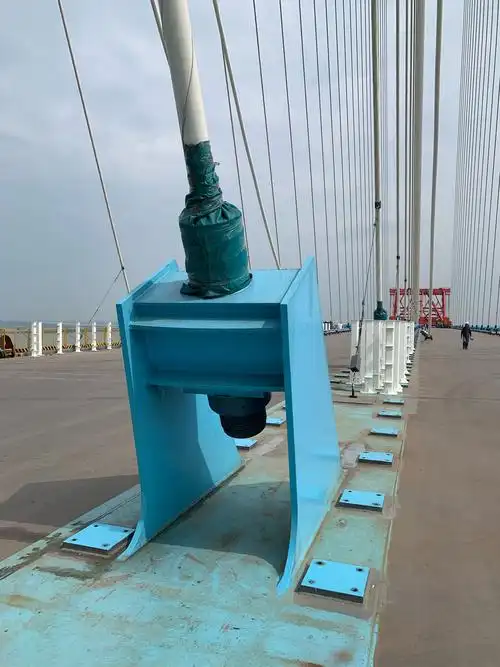 斜拉索锚固,采用简洁的锚拉板结构