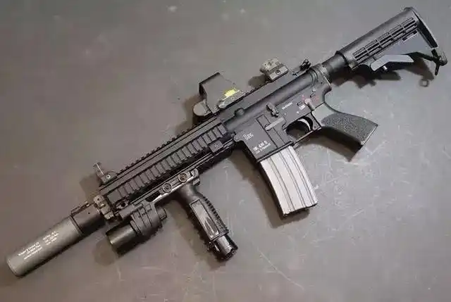 提供给军队及警察用户,在1988年正式成为美国陆军的制式狙击步枪