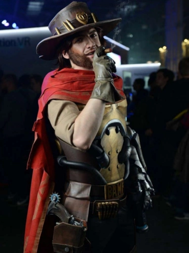 国外玩家cos麦克雷 这么帅的麦爹爆头率一定高