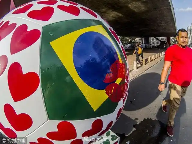 圣保罗街头现足球元素彩绘大球 图案搞怪色彩缤纷