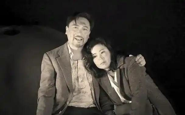 她52岁时结婚,做过空姐,是95版公孙绿萼,演技好,厨艺更是高超