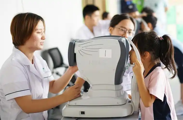 健康成长深圳市龙华区人民医院医生为vbs学子进行视力筛查