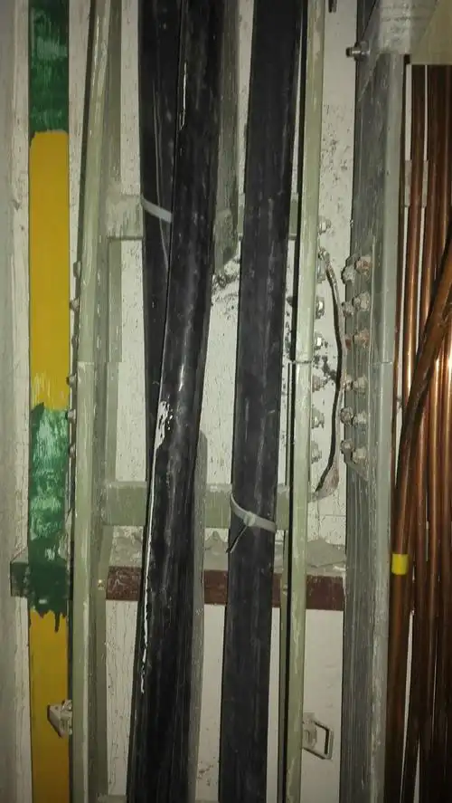 强电井桥架变形,电缆固定不规范,影响安全.