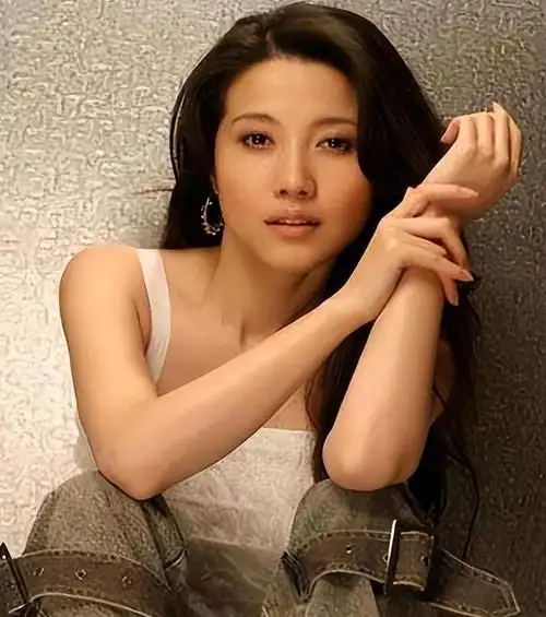 颜丙燕:8夺影却"不温不火",照顾患病母亲8年,如今52岁仍未婚