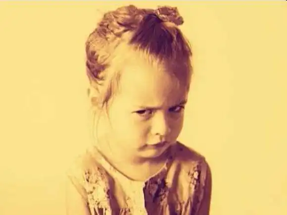 小女孩斜眼瞪人表情