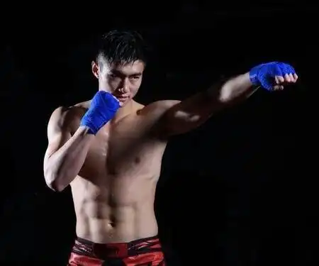 李明亮是位90后,因为喜爱运动,从初中开始学习散打,如今已经有十多年