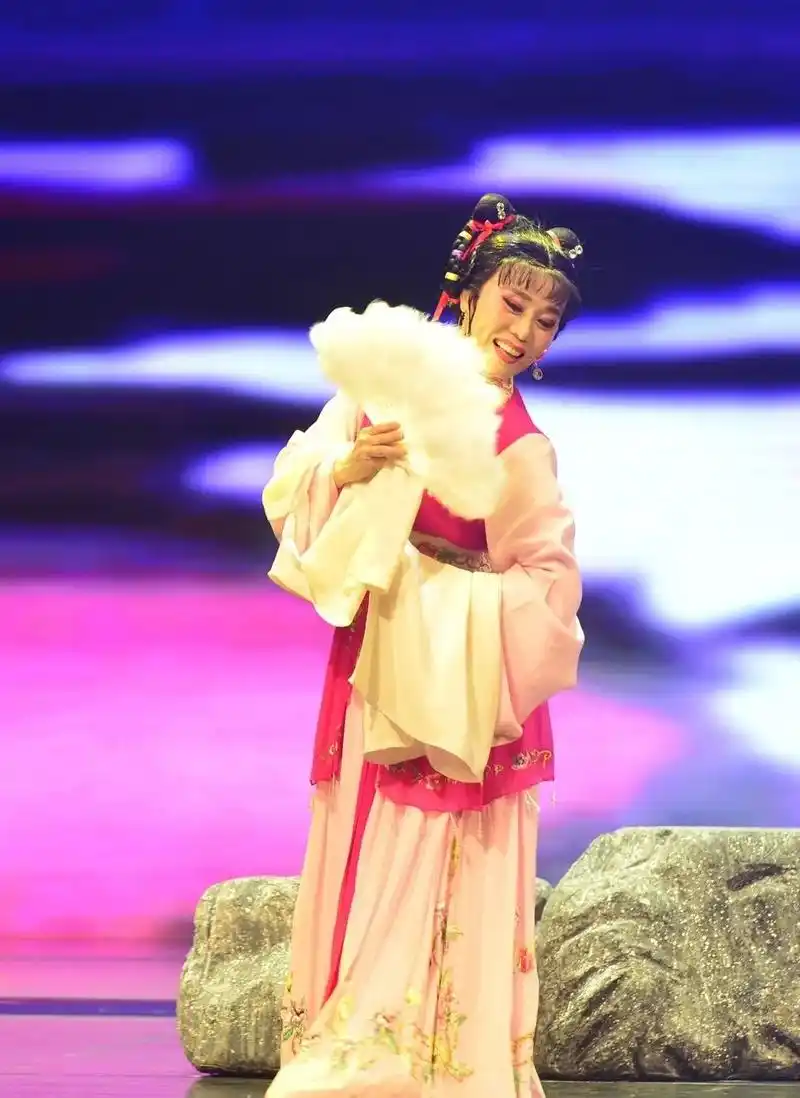 面对面 | 吴琼:如果待在原地,不会像现在这样生机勃勃|黄梅戏|吴琼|我