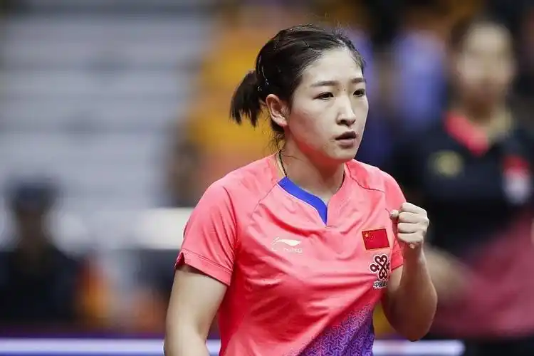 刘诗雯那时她的身高还没有台子高,所以她爸爸就垫了块小木板.