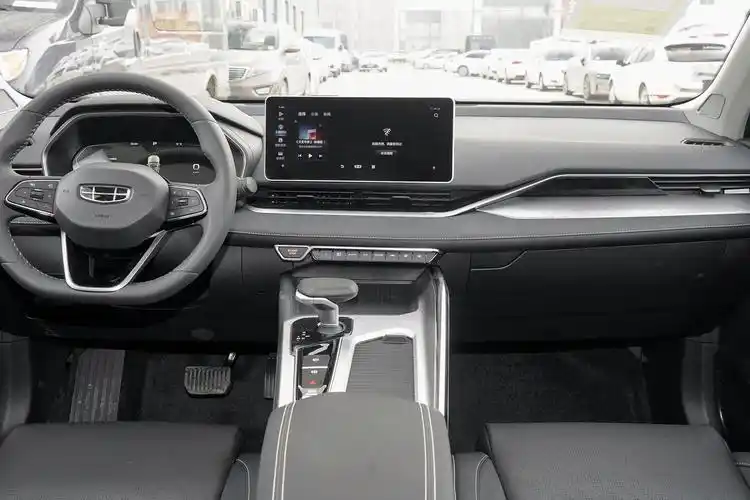 先看下星瑞的外观,星瑞前脸给人一种非常饱满的感