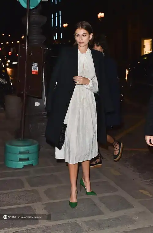 街拍凯雅杰柏白色棉麻连衣裙黑色大衣披着高跟鞋手拿包优雅迷人