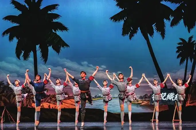 近日,中央芭蕾舞团经典芭蕾舞剧《红色娘子军》在张家港保利大剧院