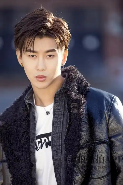 周艺轩拍摄暖冬大片 优雅与叛逆自由切换撩动少女心