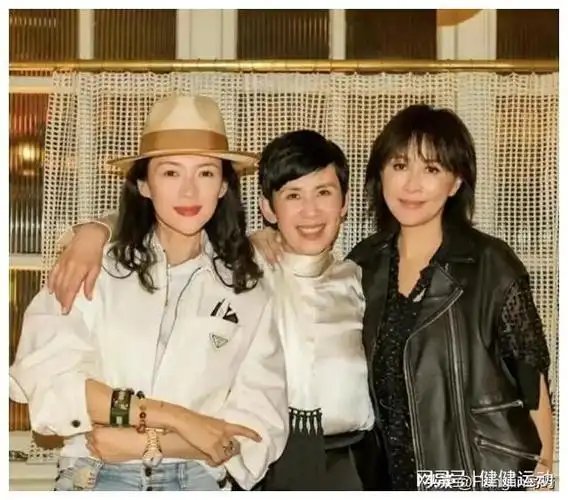 章子怡和秦昊是同班同学,伊能静说,"她的细心善意让我感动".