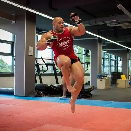 20岁肌肉巨兽被誉为健美圈神童,爱格斗训练力量爆发力灵活性十足!