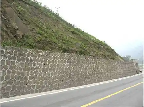 2,预应力锚索;预应力锚索加固适用于土质,岩质地层边坡加固,但为确保