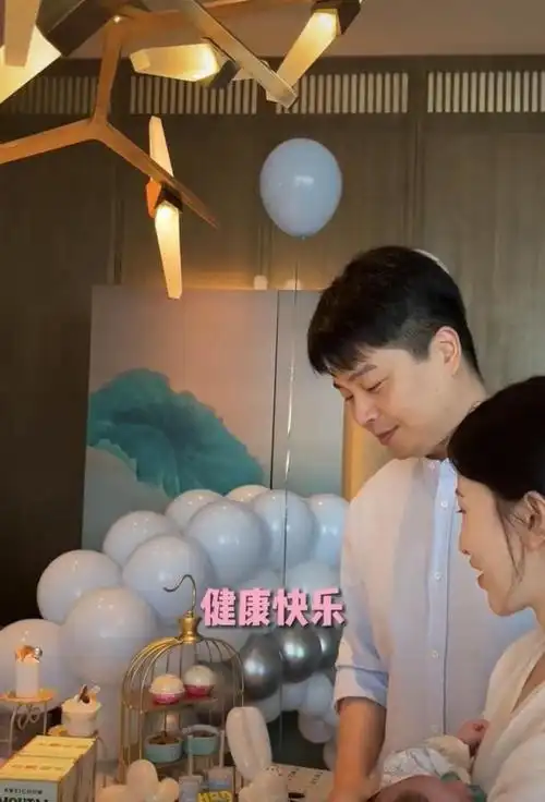 沈涛晒全家福老婆罕见出镜高颜值获赞夫妻俩甜蜜相依显幸福