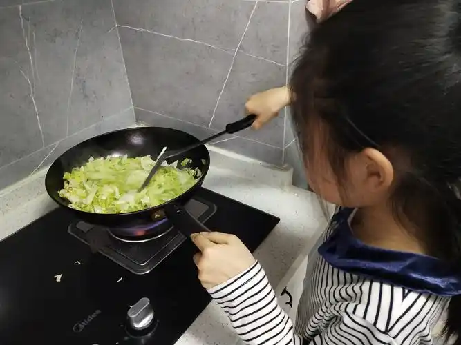 爱劳动的小姑娘